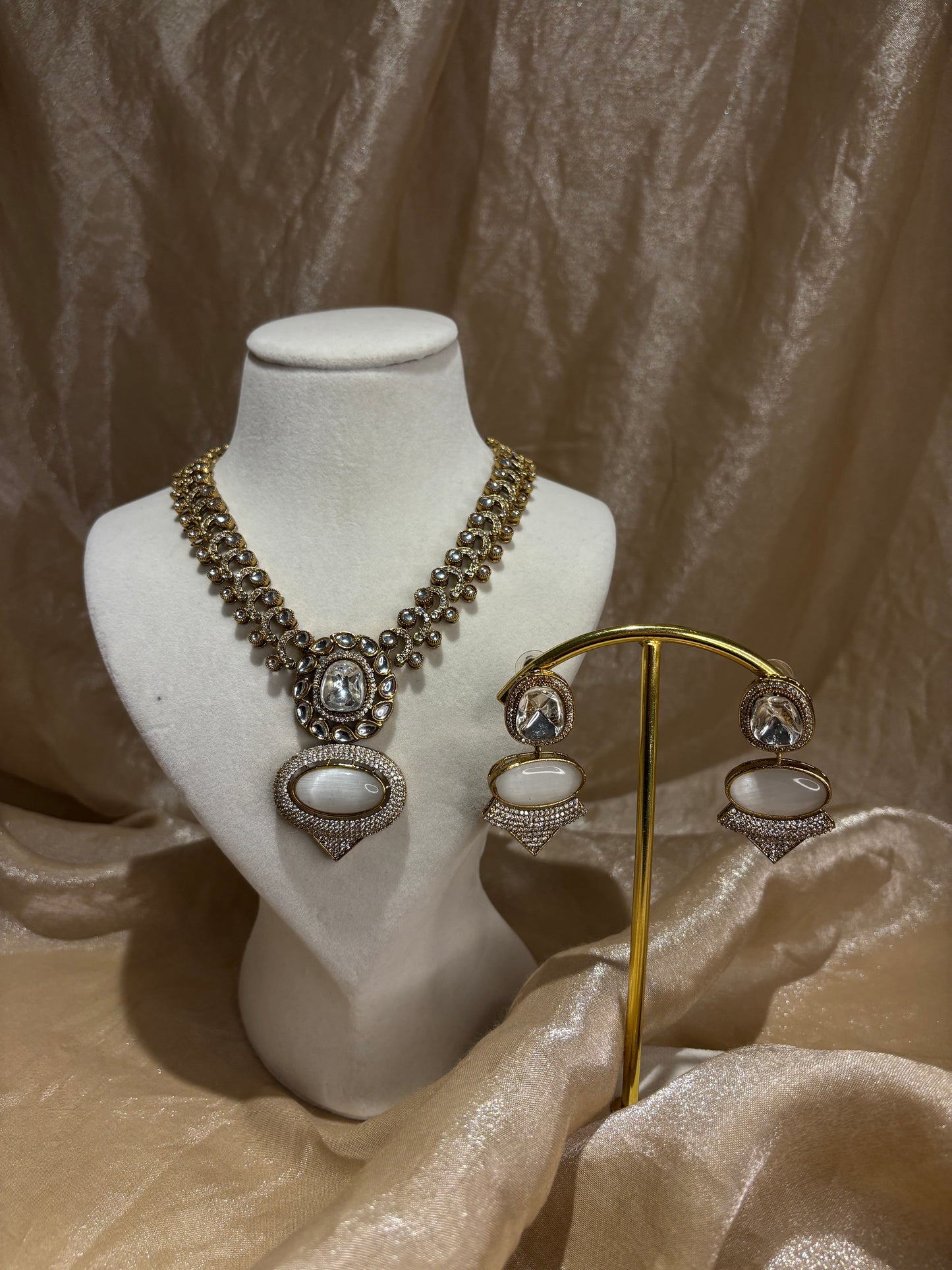 White/gold necklace set