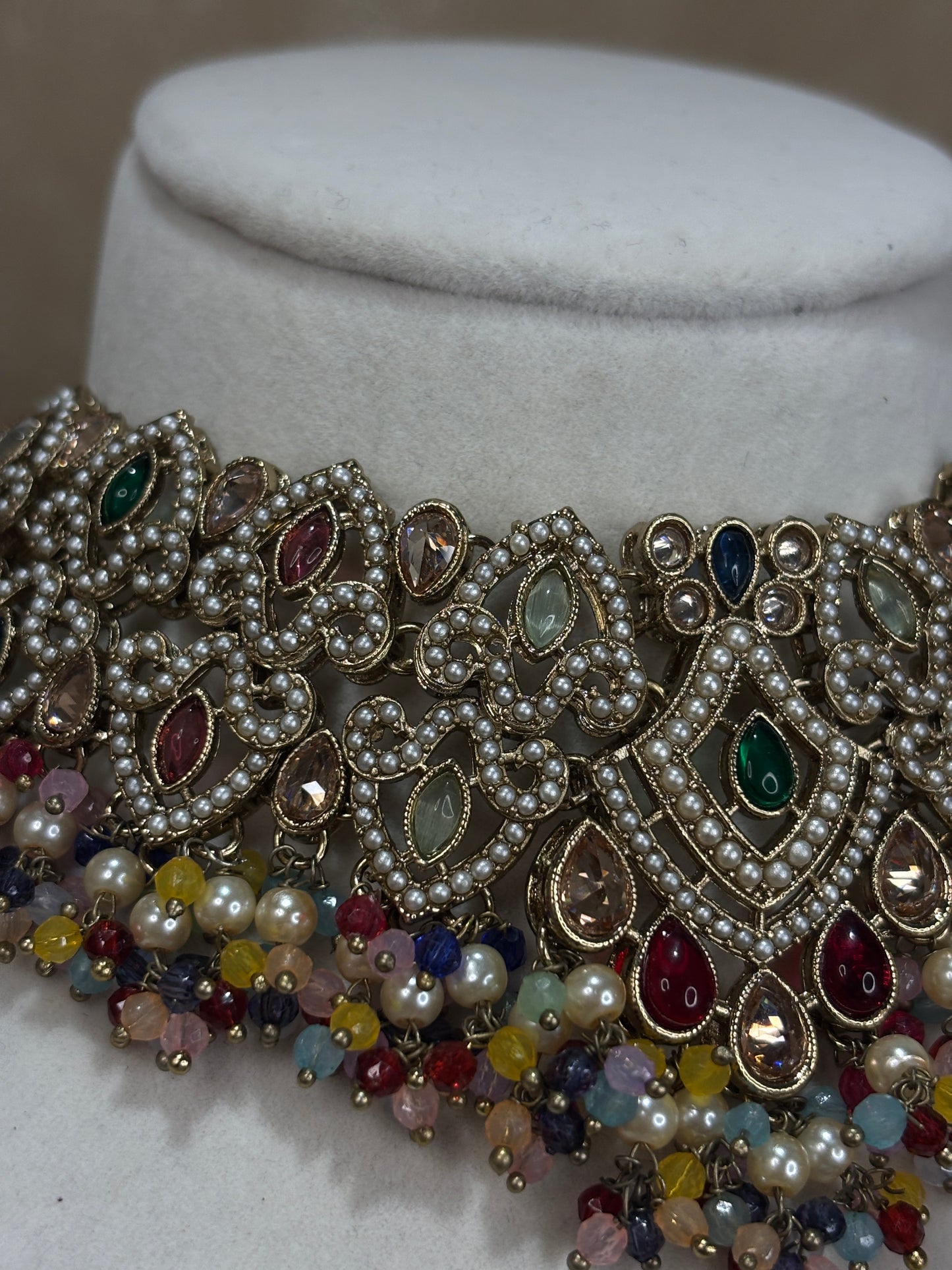 Multi-colour choker set