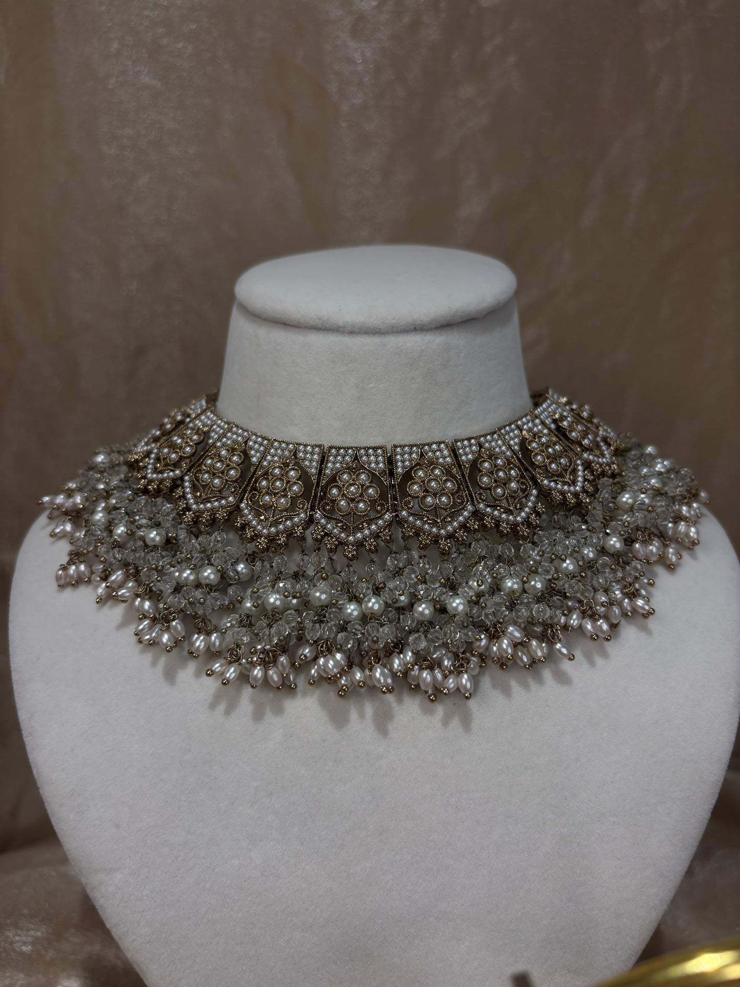 White/gold statement necklace set