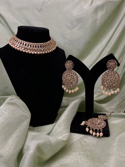 Gold and pearl necklace set