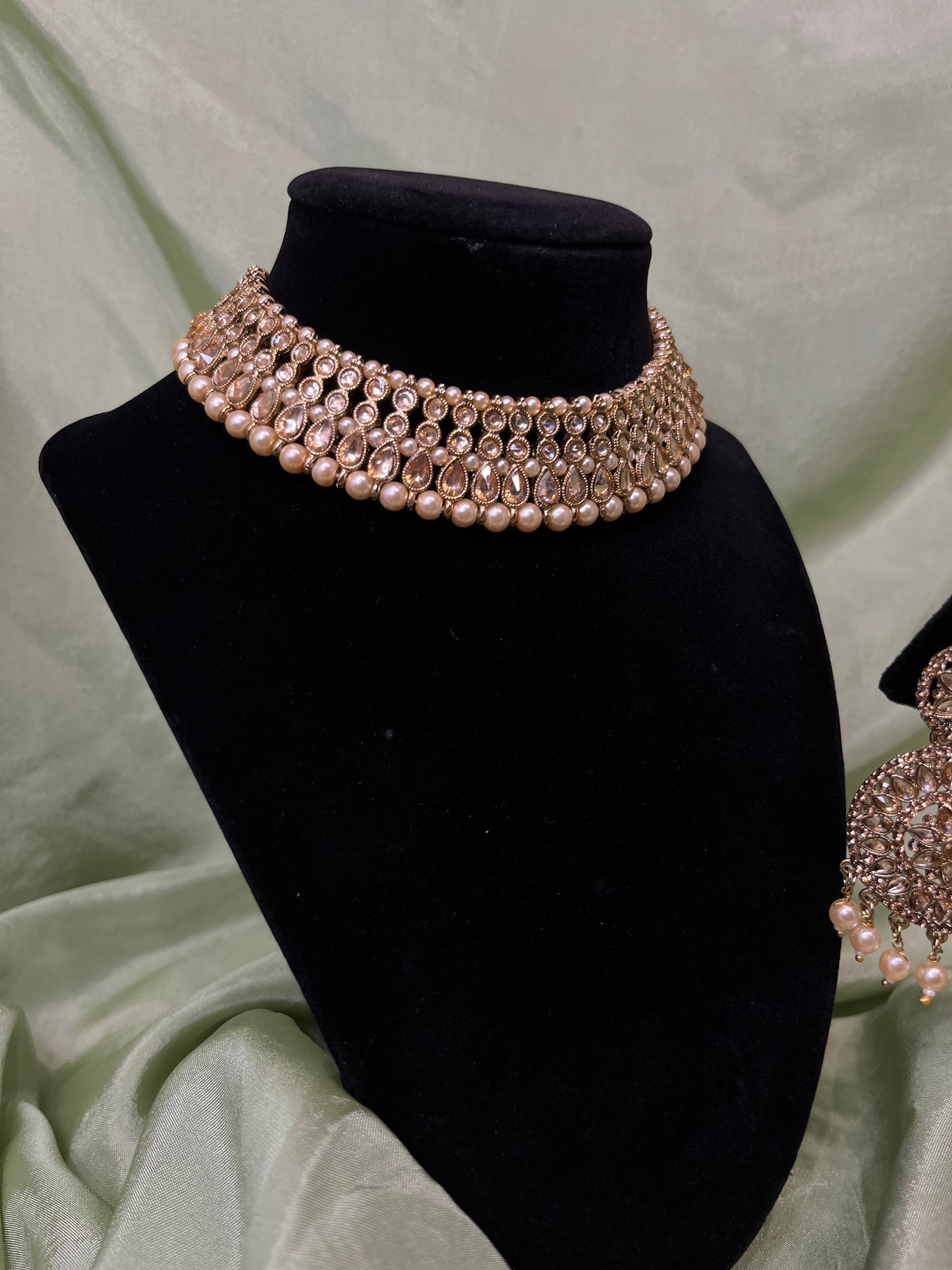 Gold and pearl necklace set