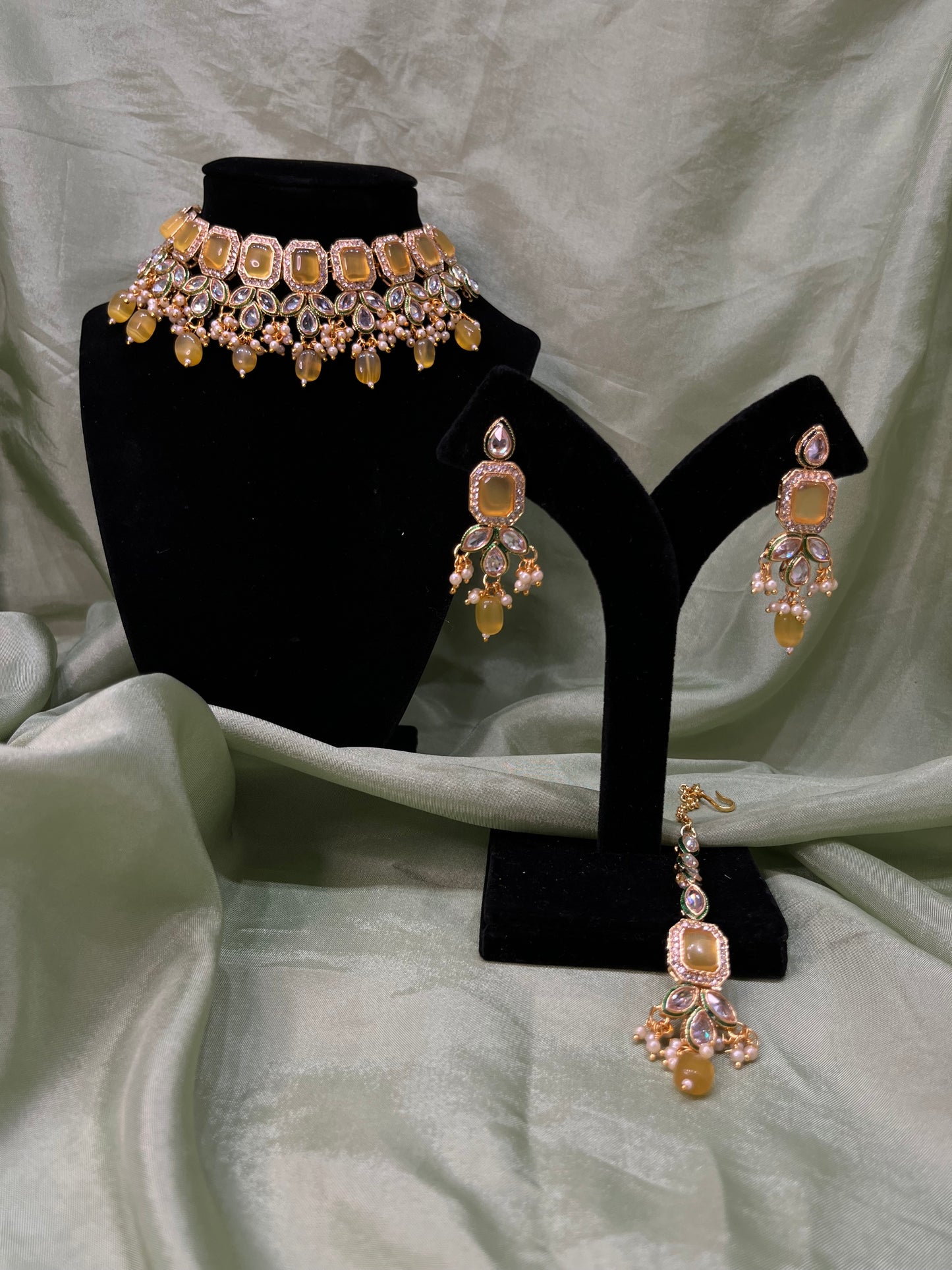 Yellow Mona Lisa choker set