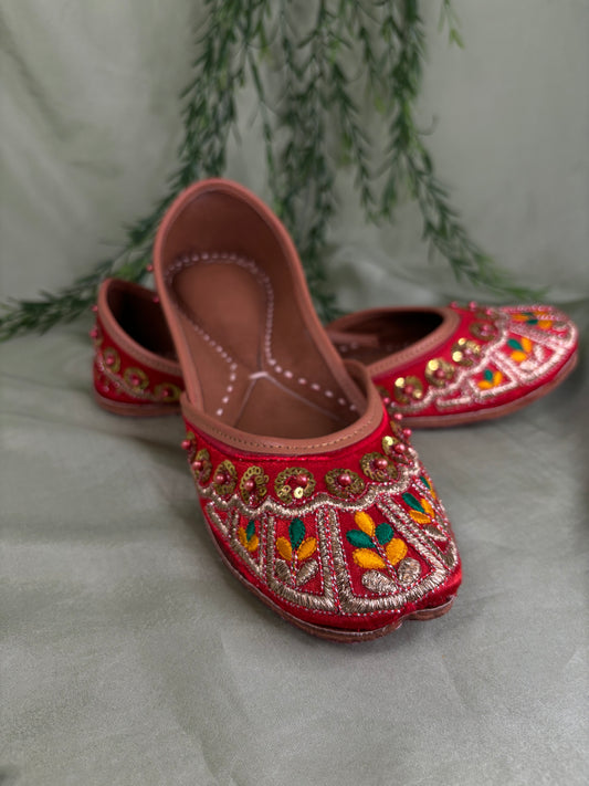 Red Punjabi jutti