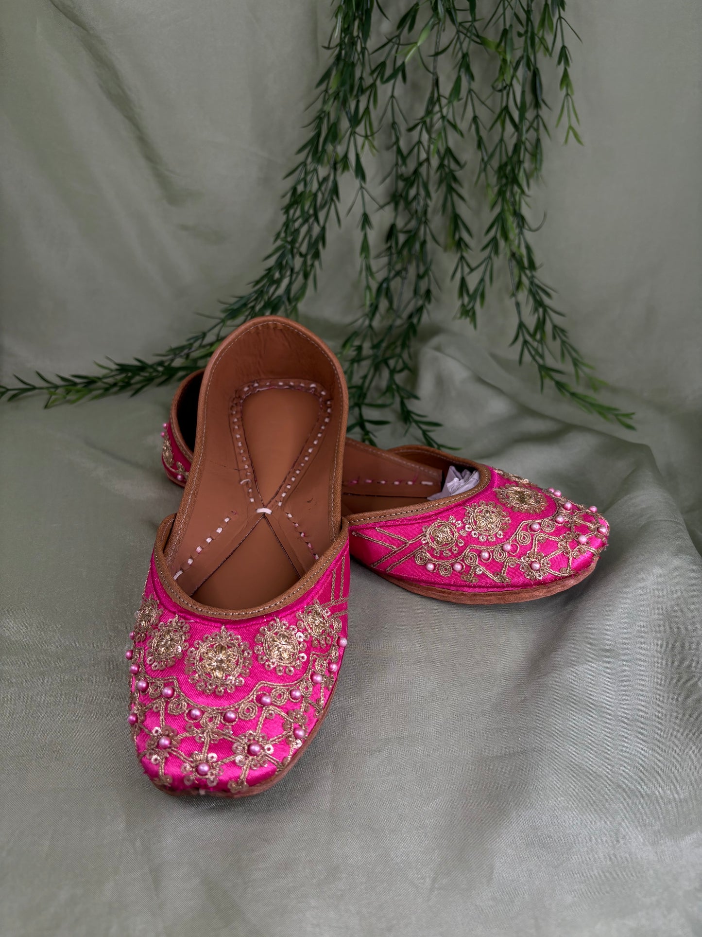 Hot pink Punjabi jutti