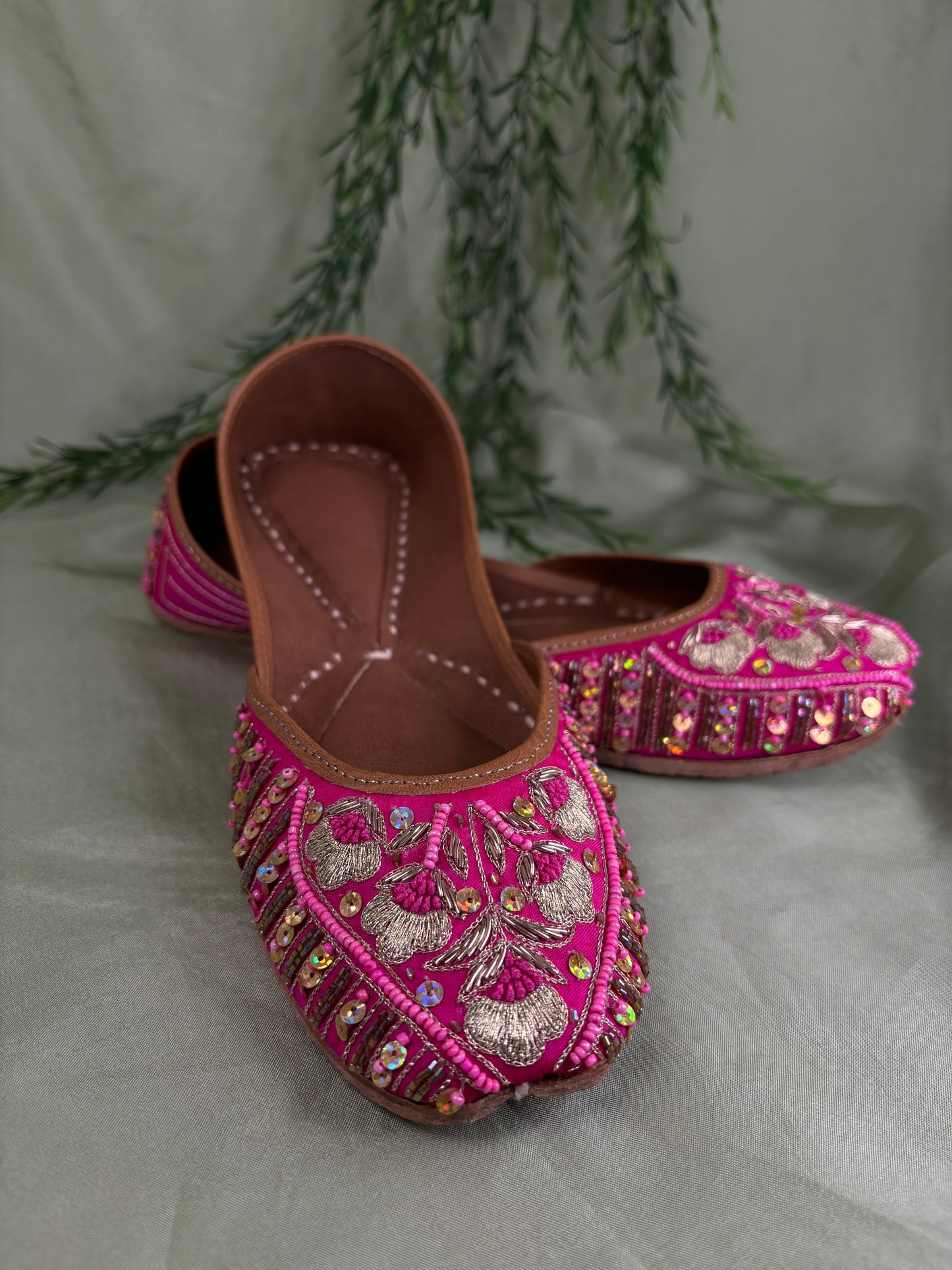 Hot pink Punjabi jutti