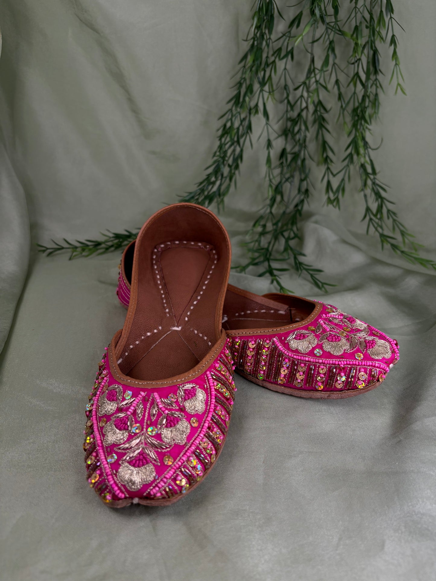 Hot pink Punjabi jutti