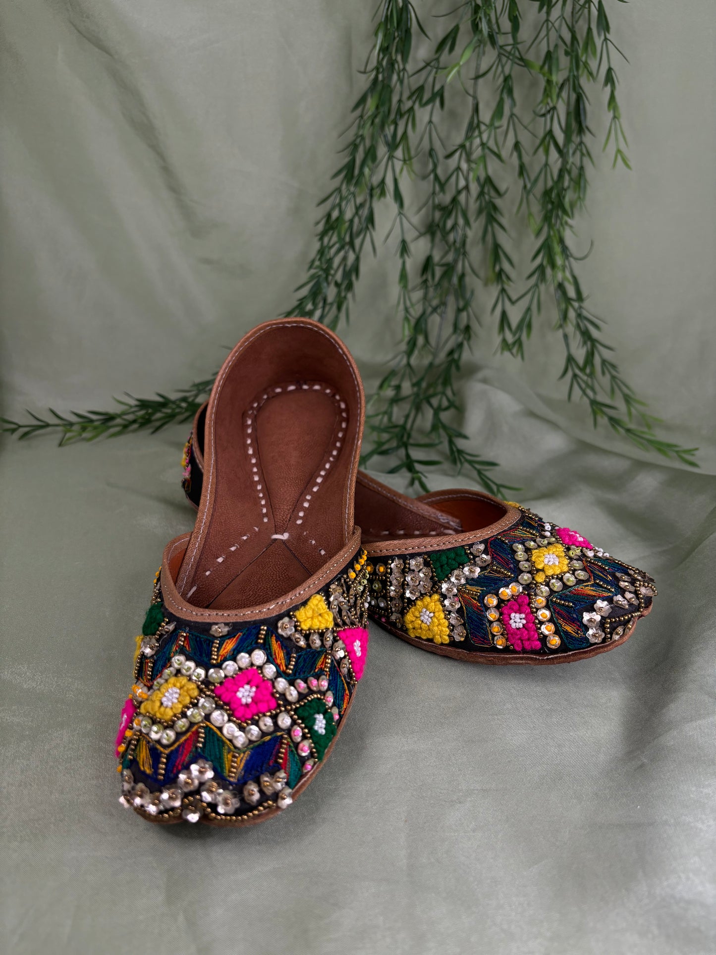 Multi-colour Punjabi jutti