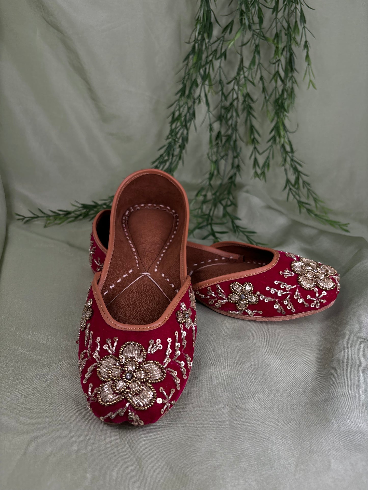 Hot pink Punjabi jutti