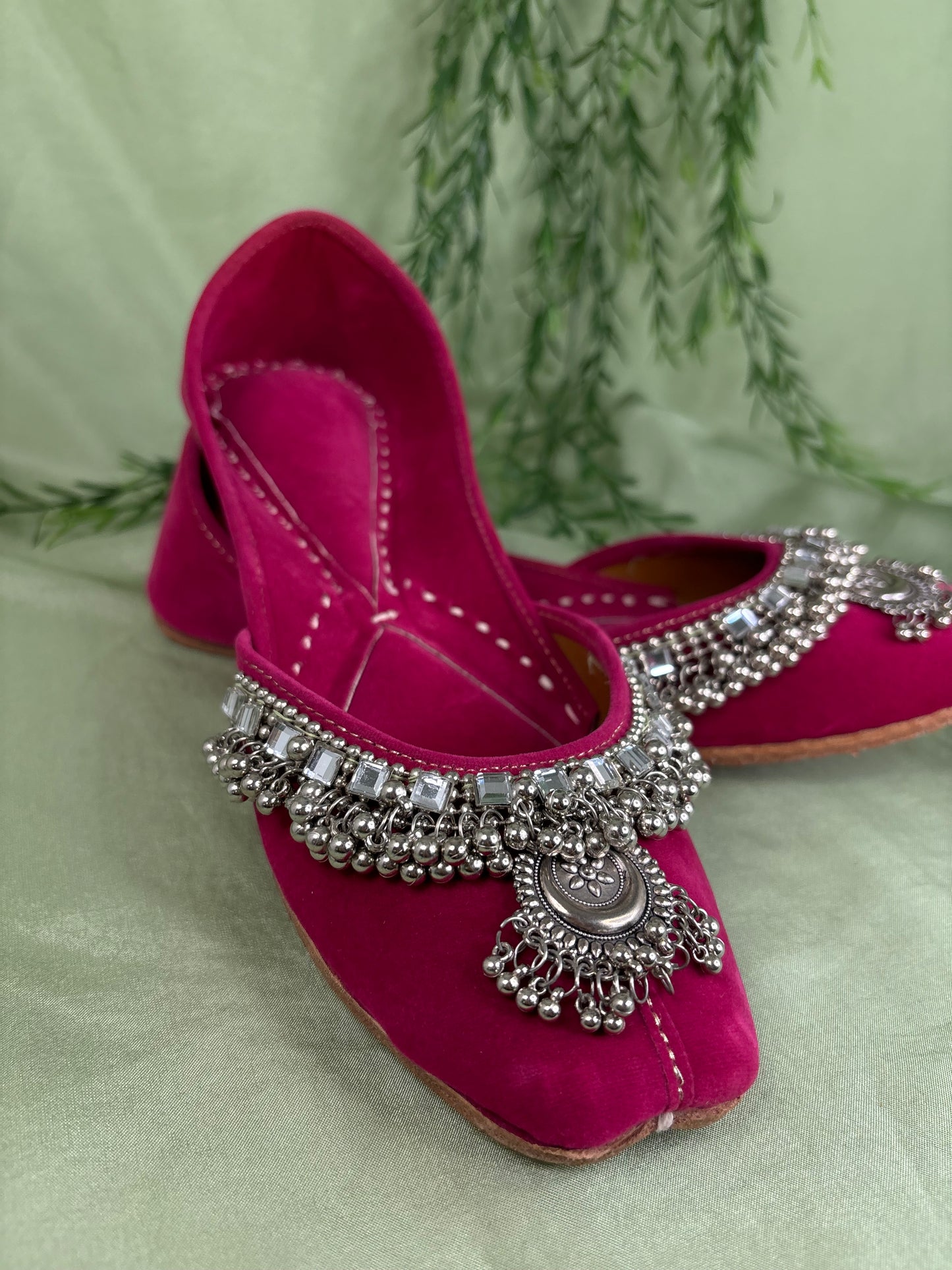 Hot pink Punjabi jutti