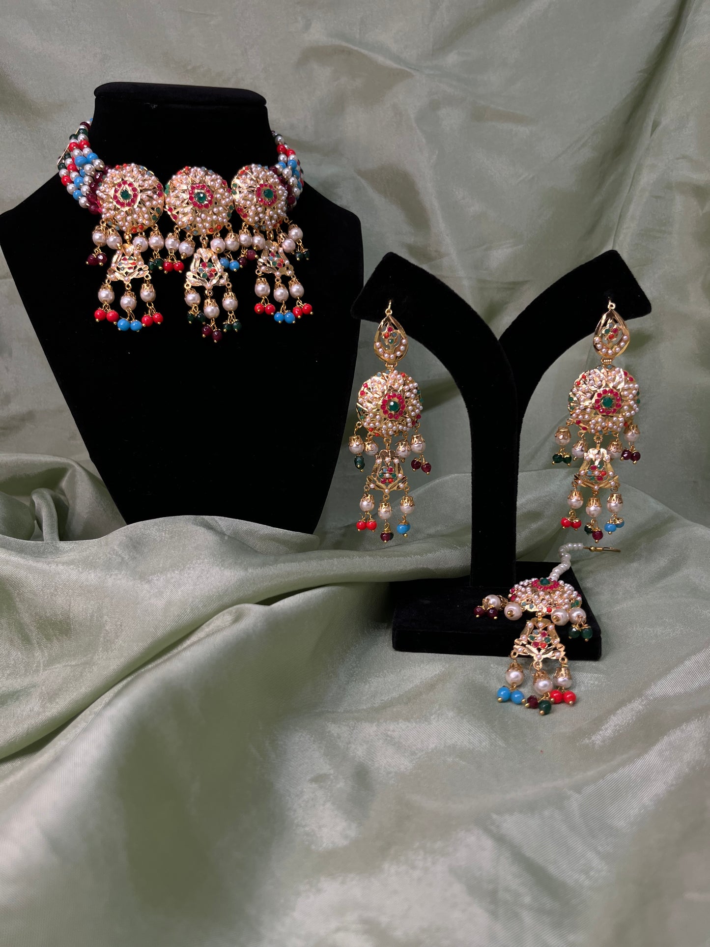 Multi-coloured jadau choker set