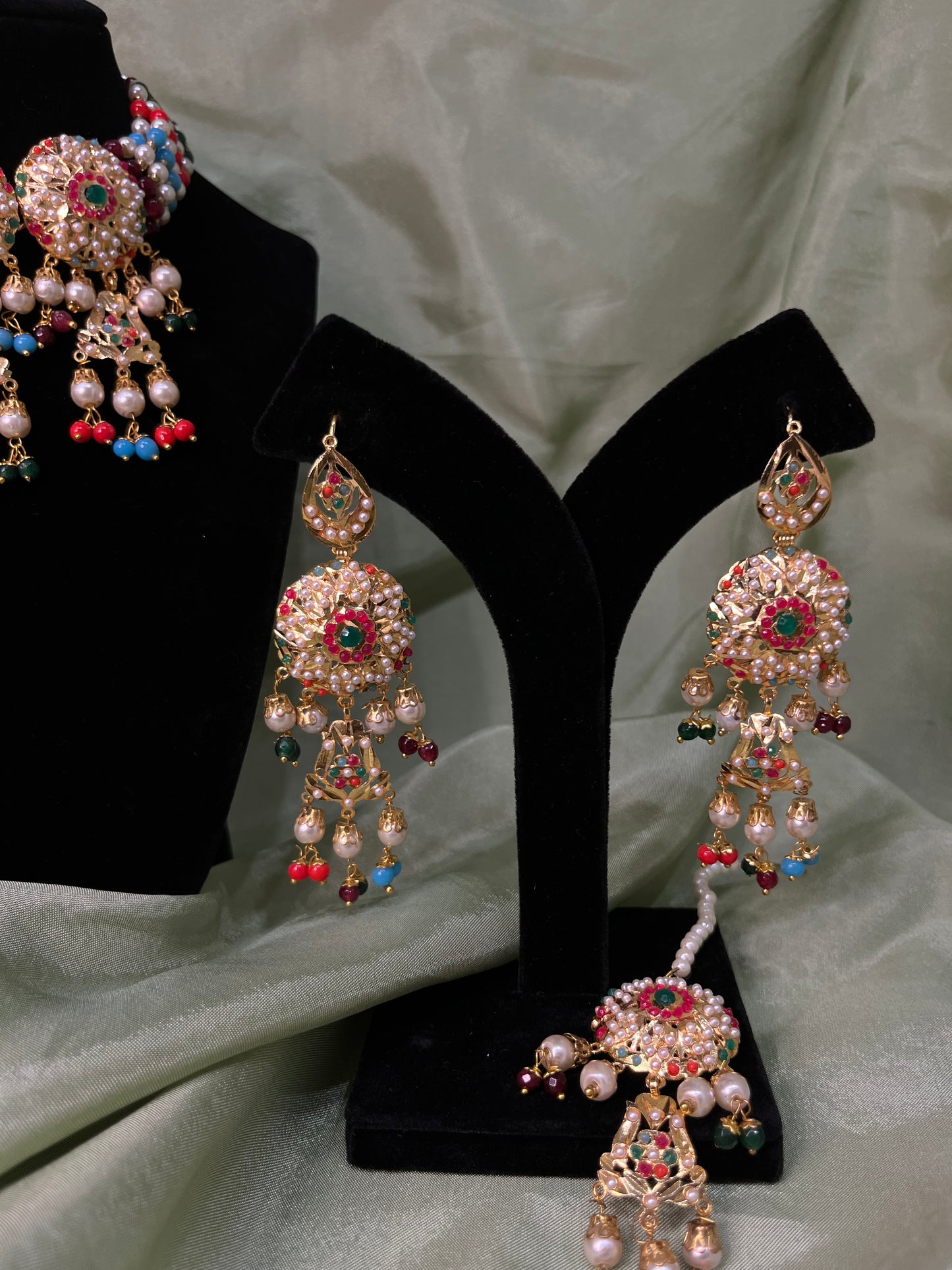 Multi-coloured jadau choker set