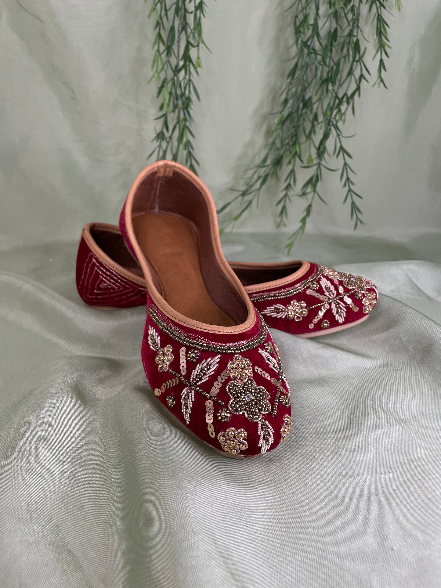 Red Punjabi jutti