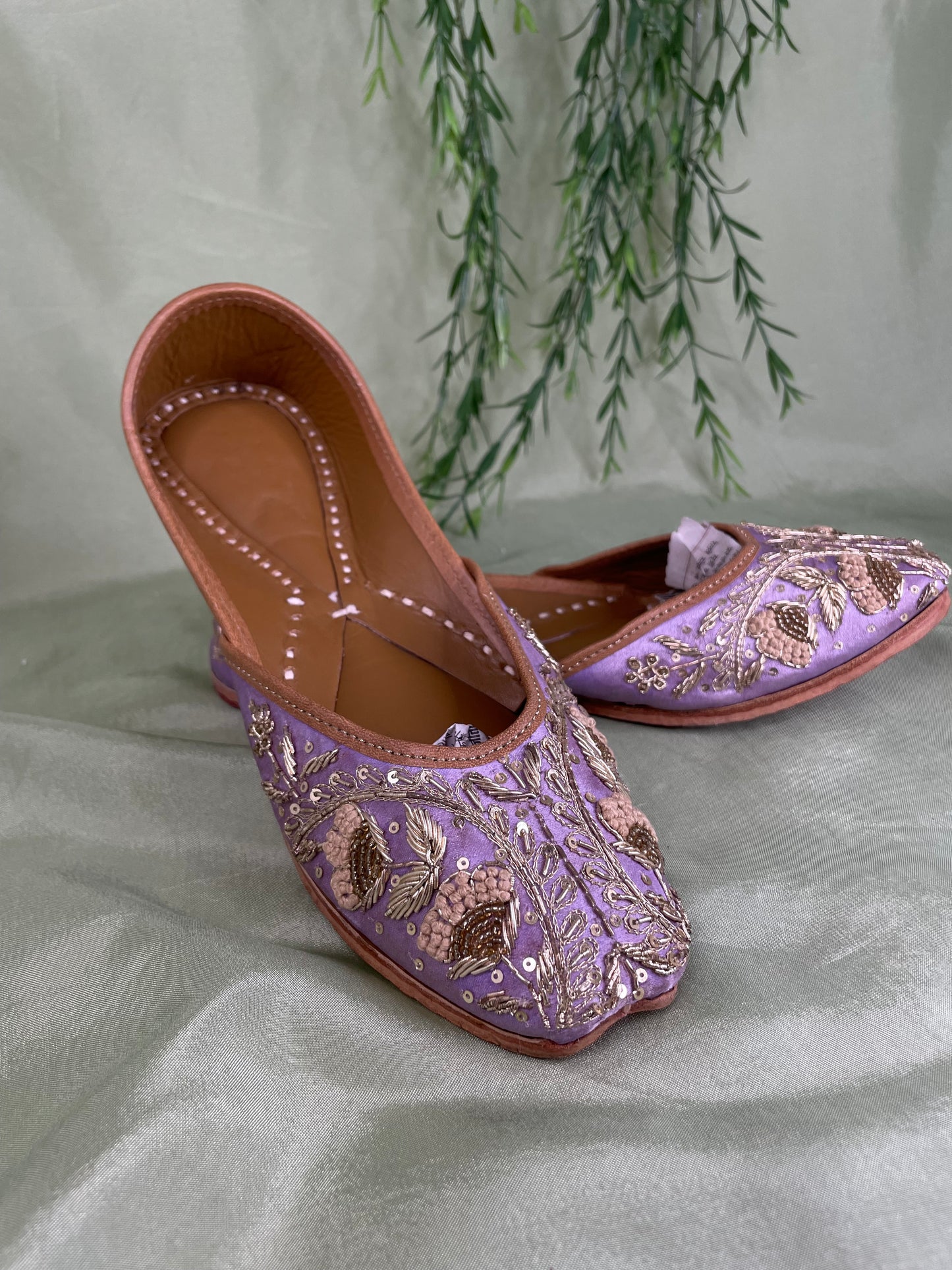 Lavender Punjabi jutti