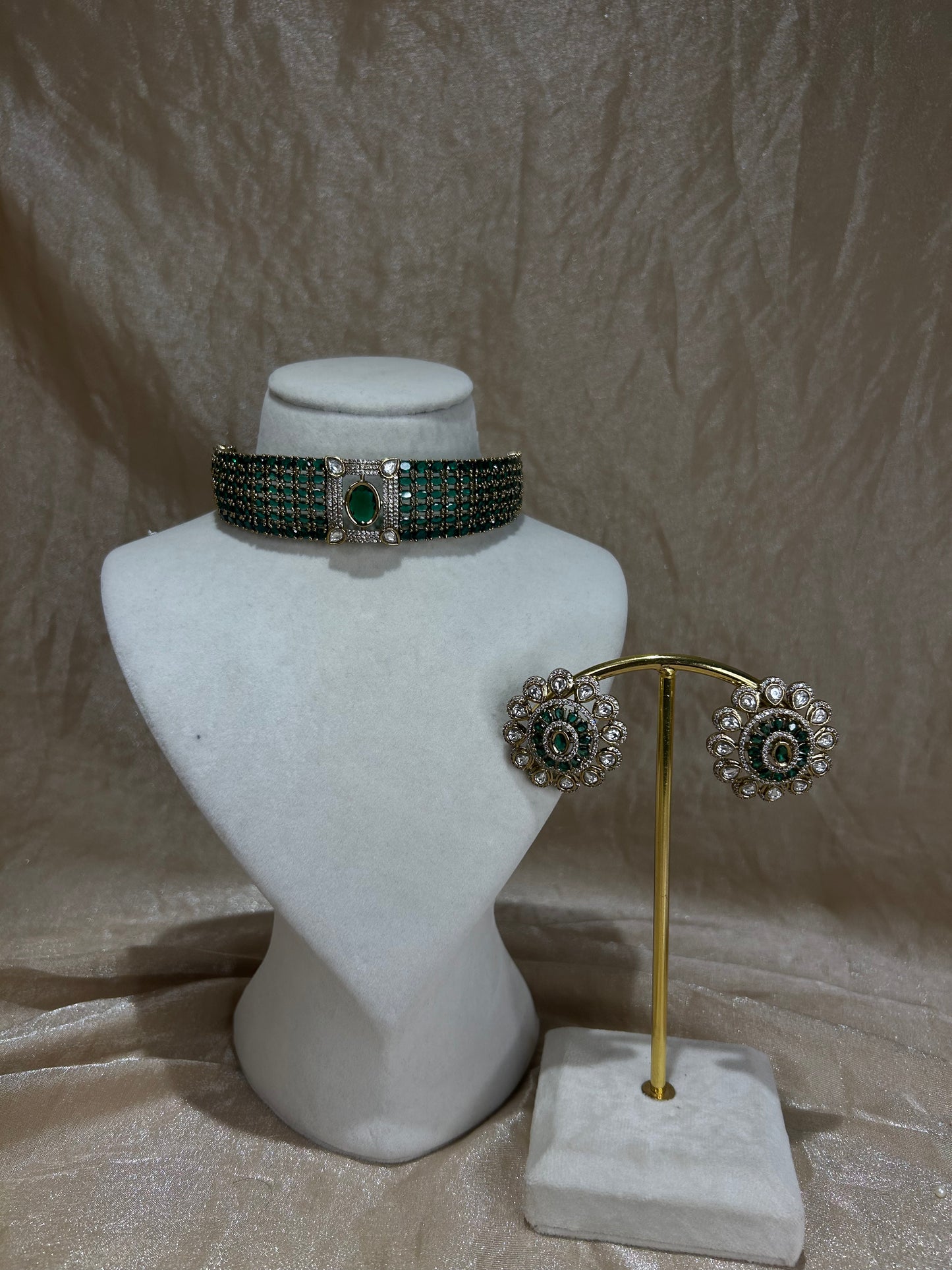 green choker set