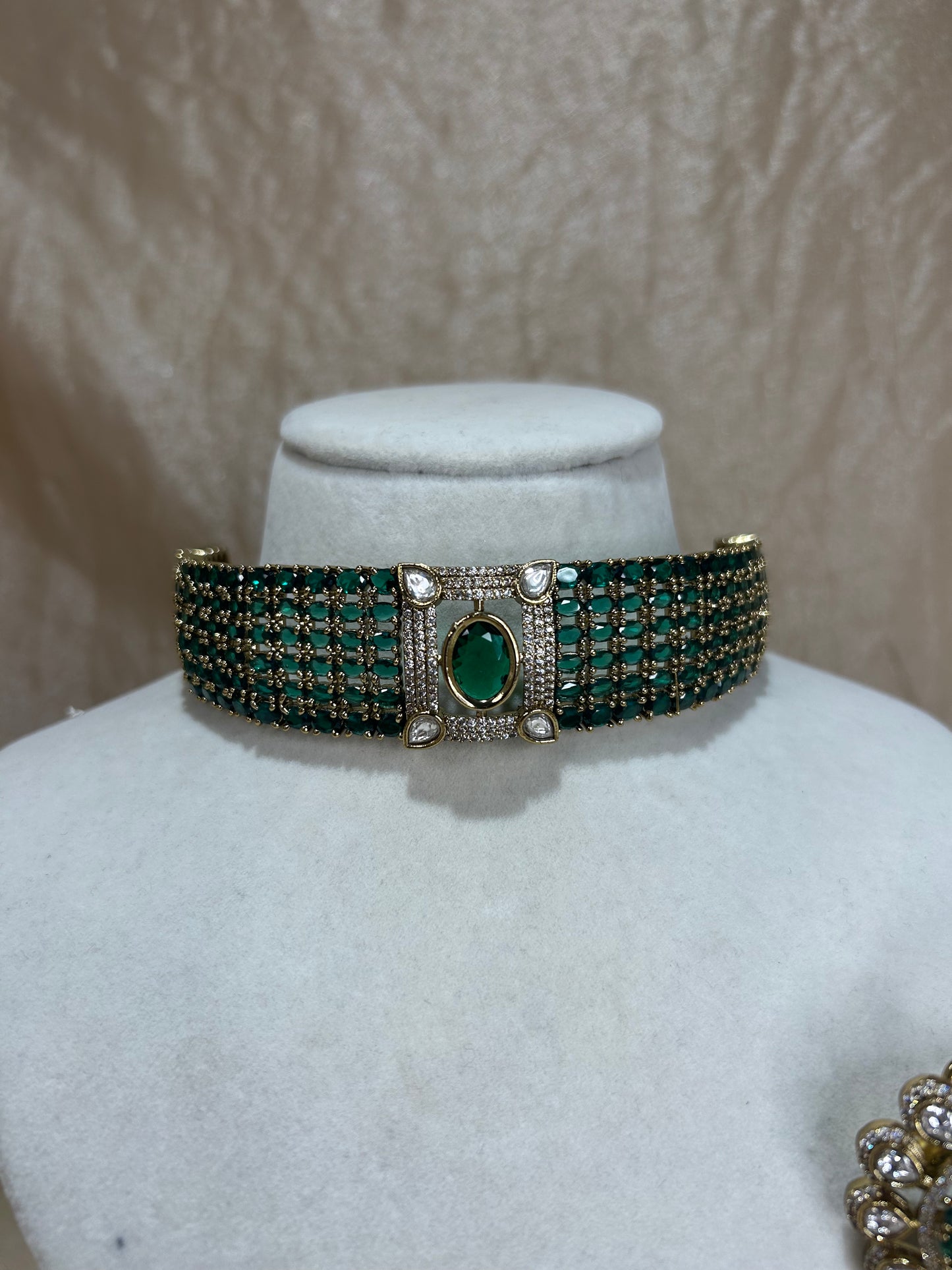 green choker set