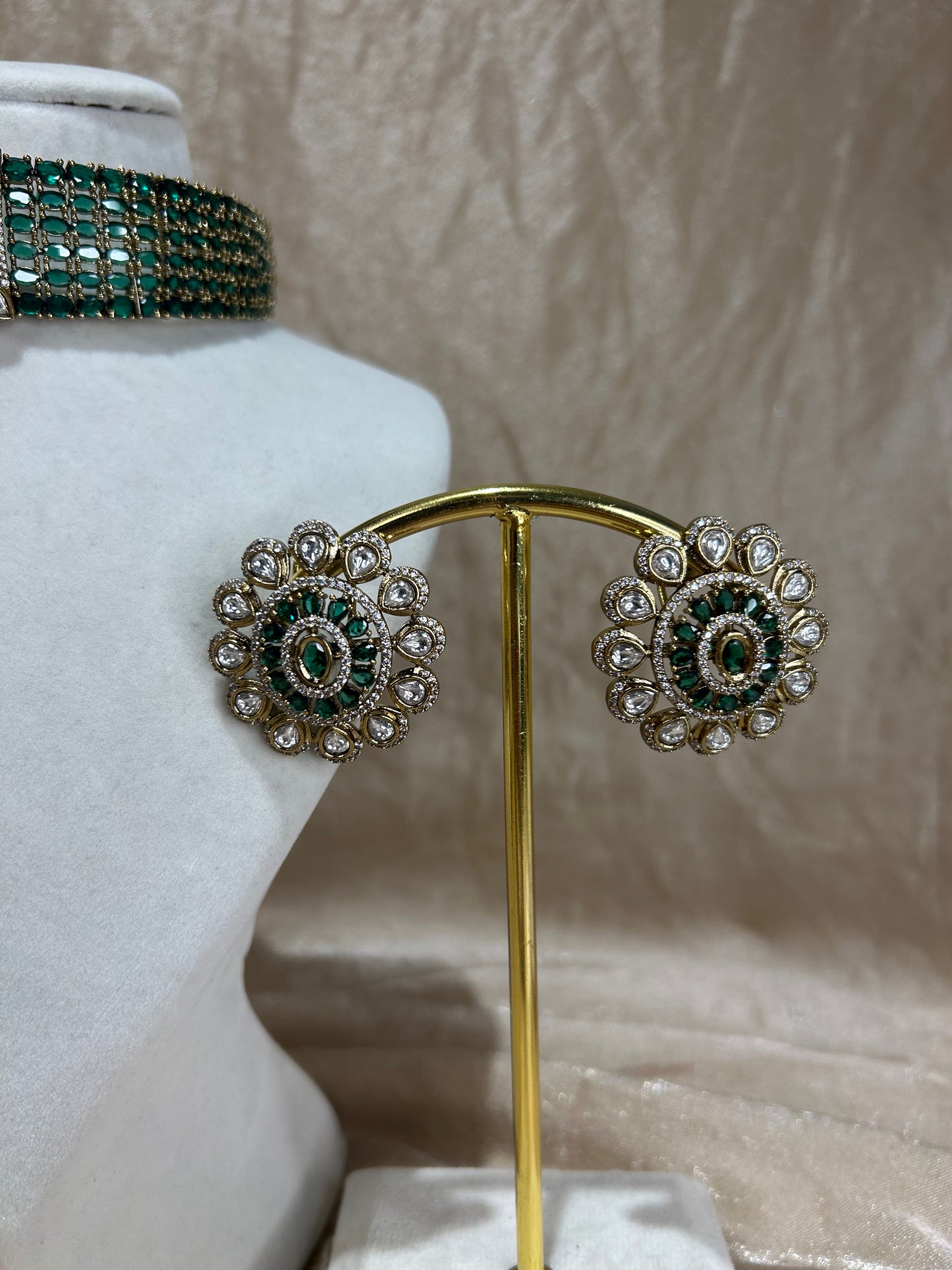 green choker set