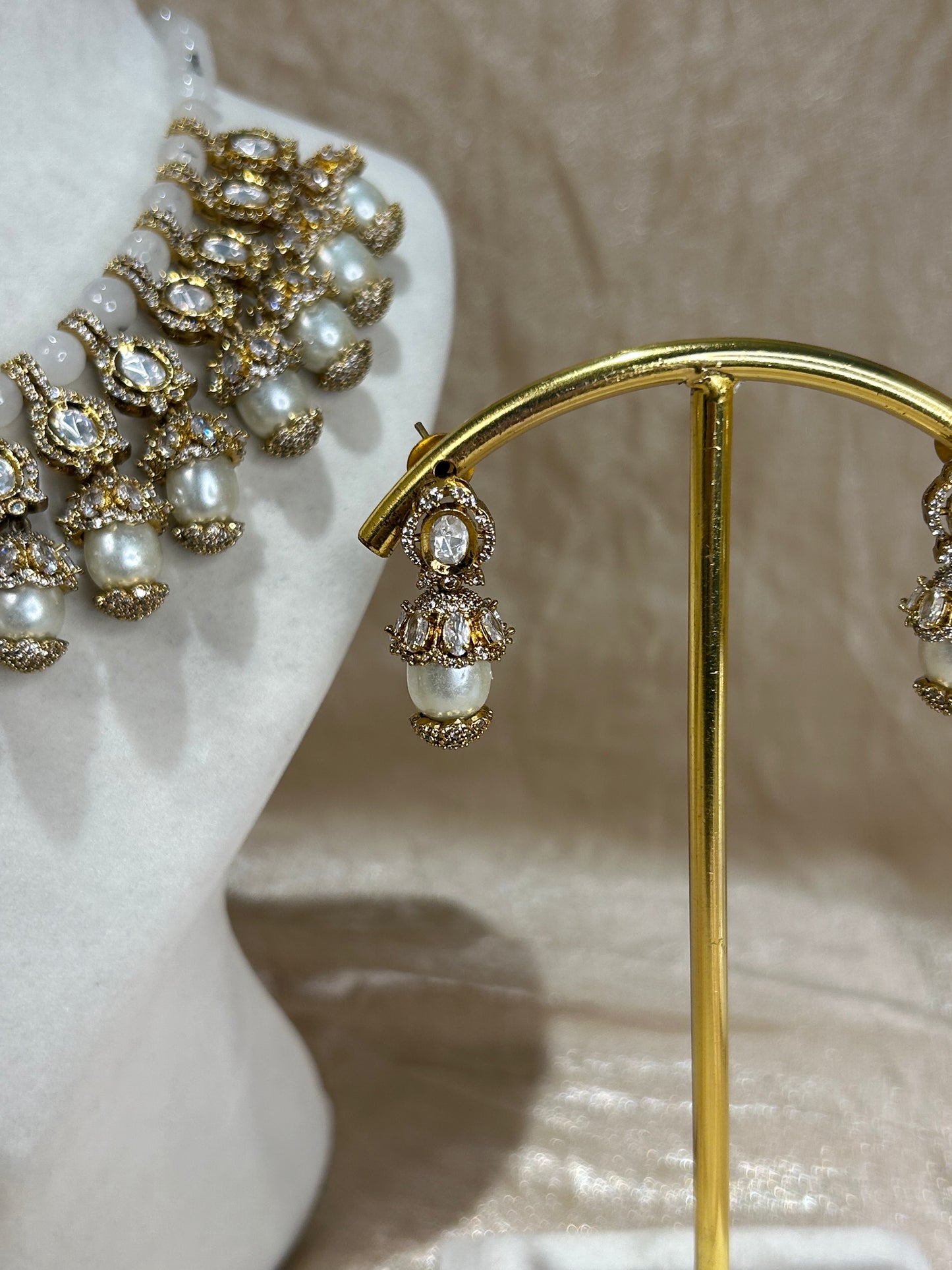 white/gold necklace set