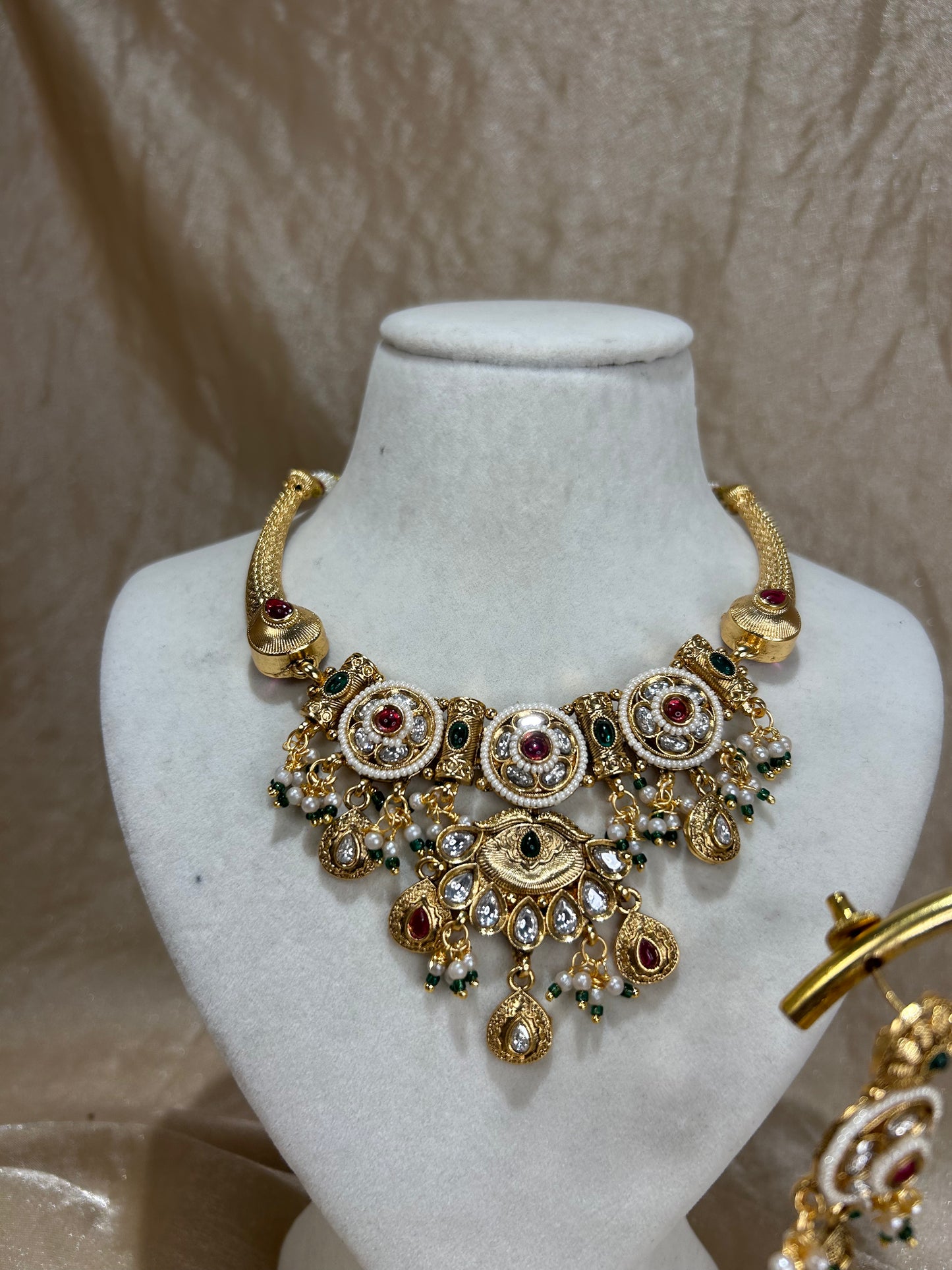 maroon and emerald green necklace set
