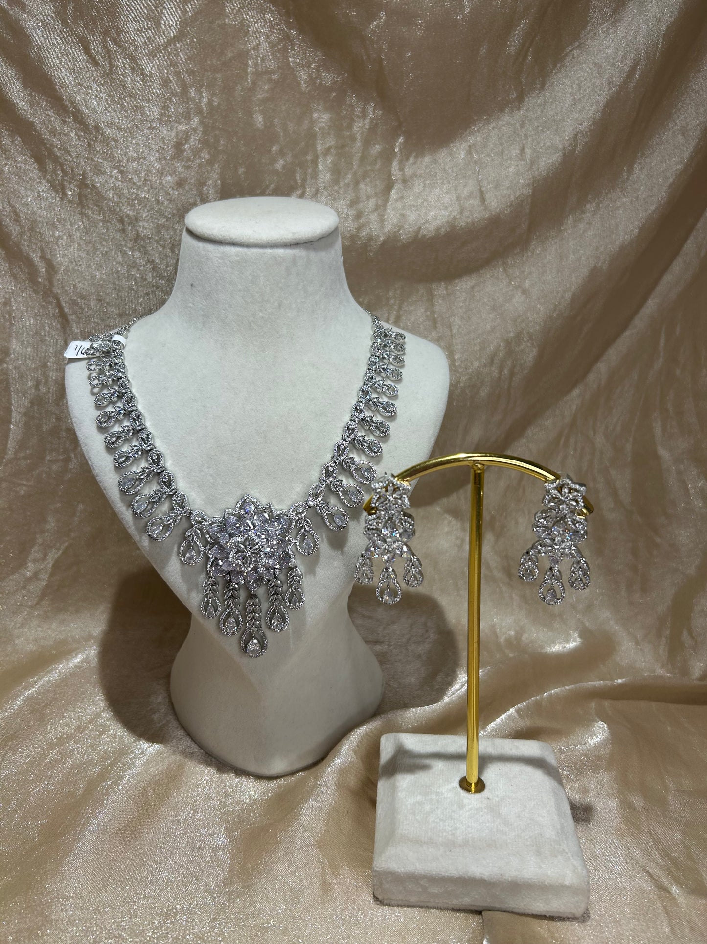 floral detail necklace set