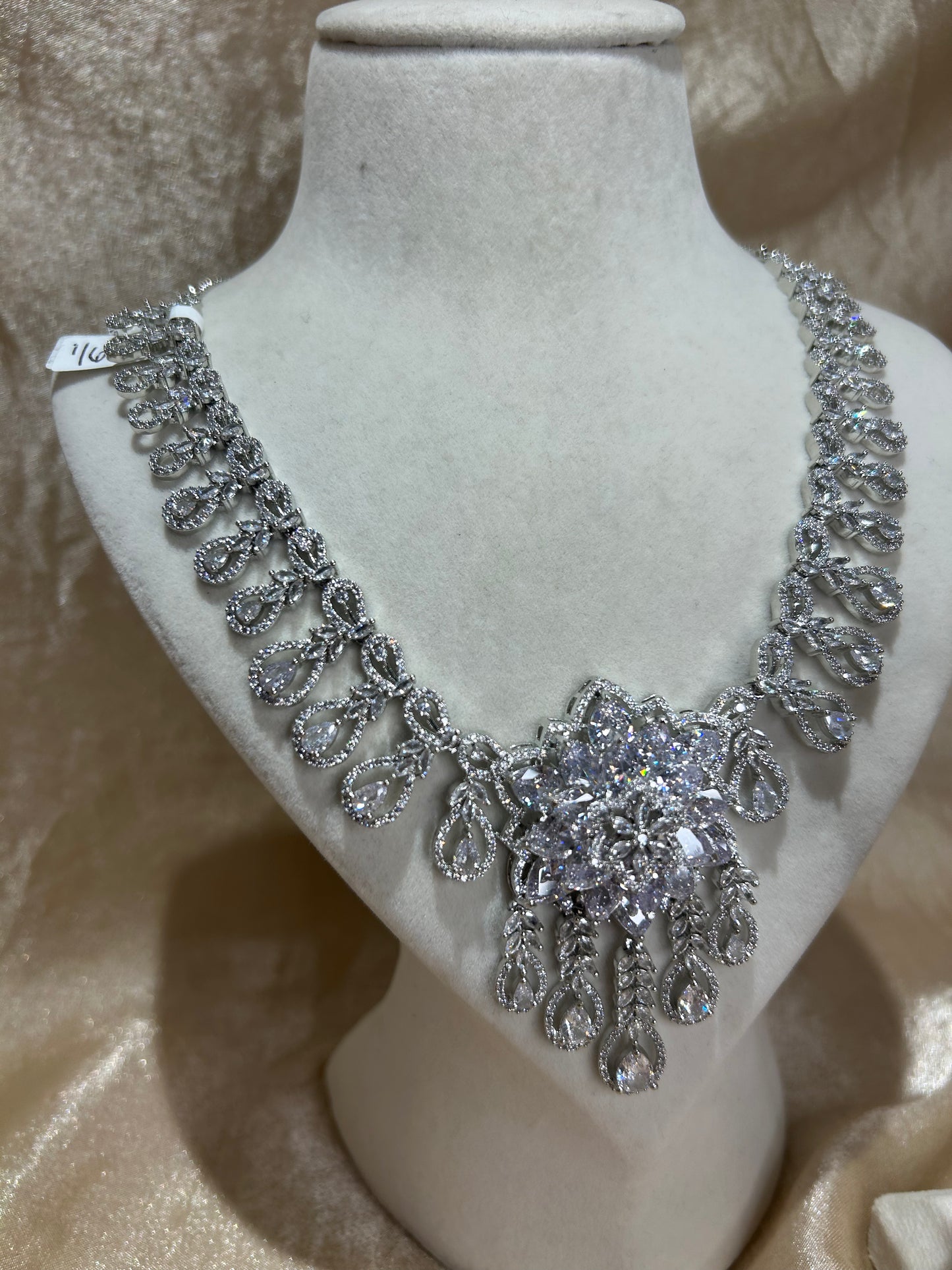 floral detail necklace set