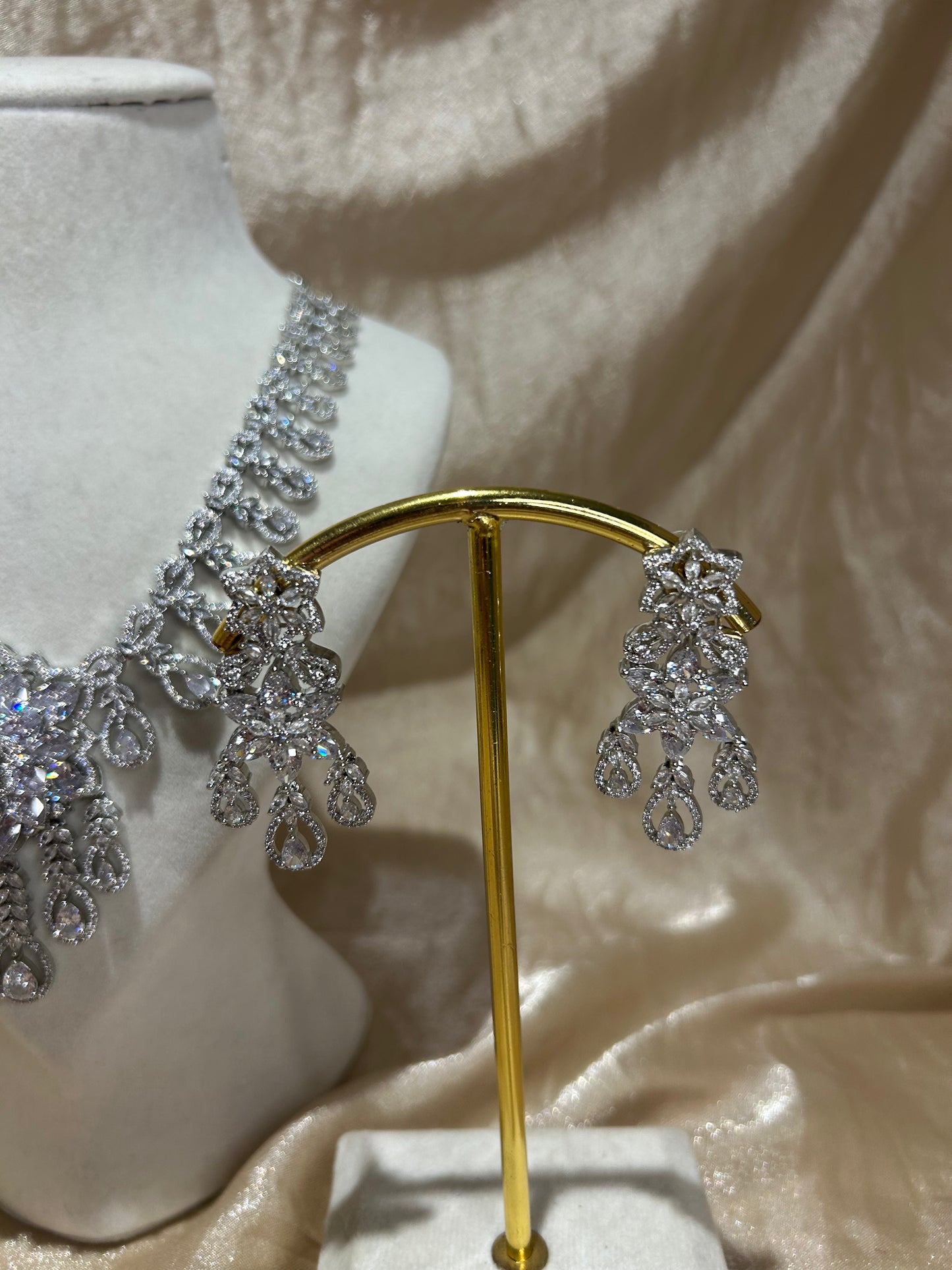 floral detail necklace set