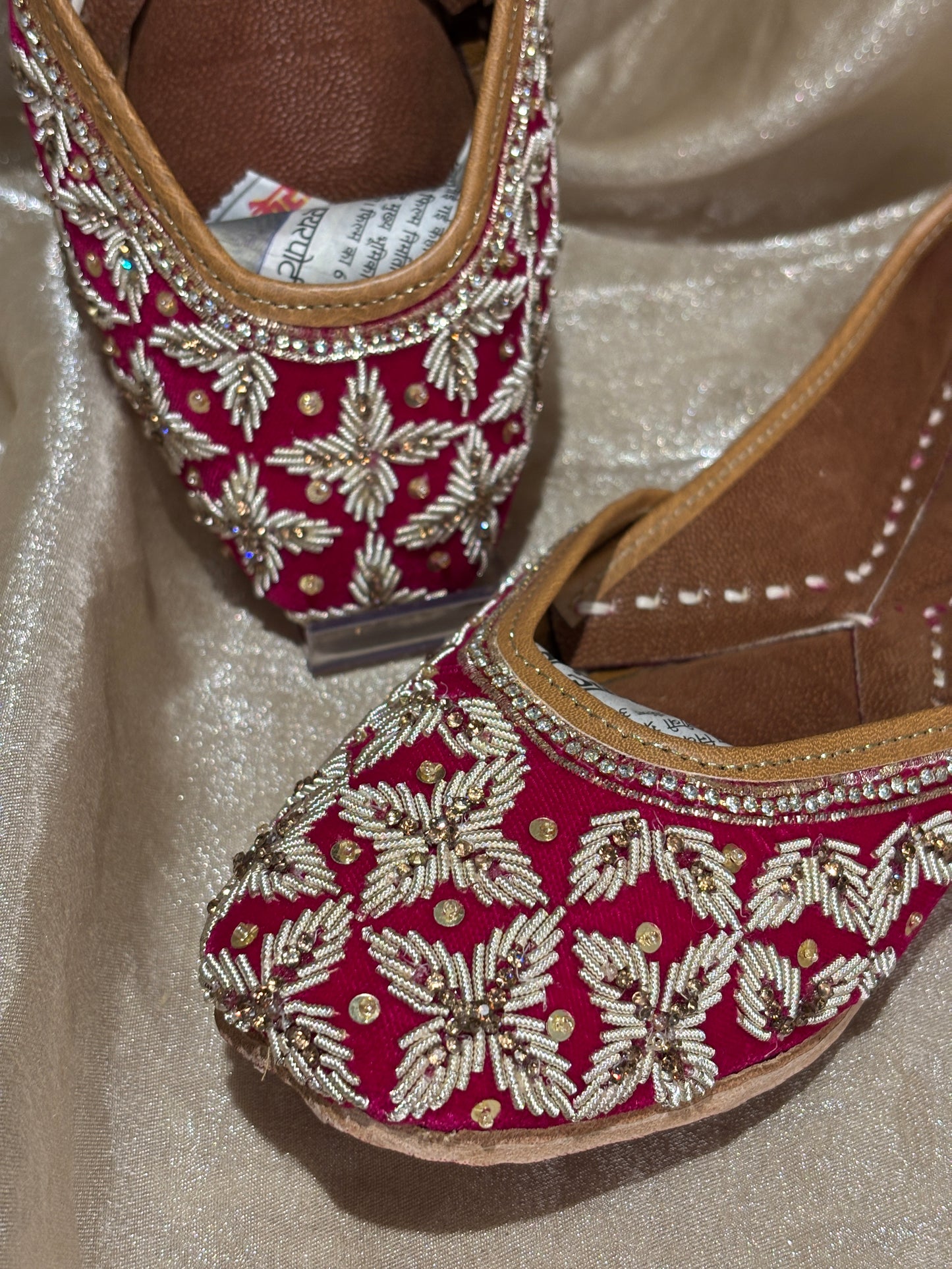 magenta punjabi jutti