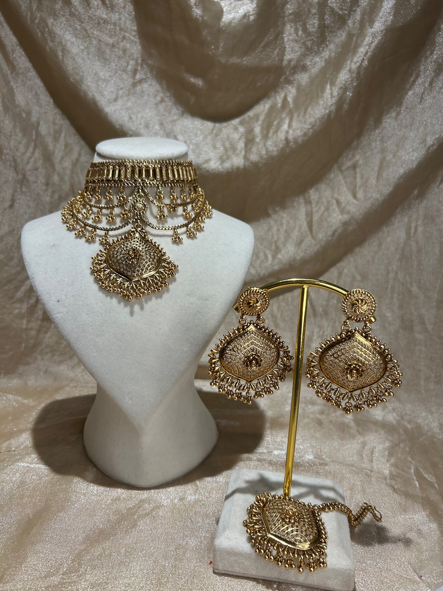 gold look choker set