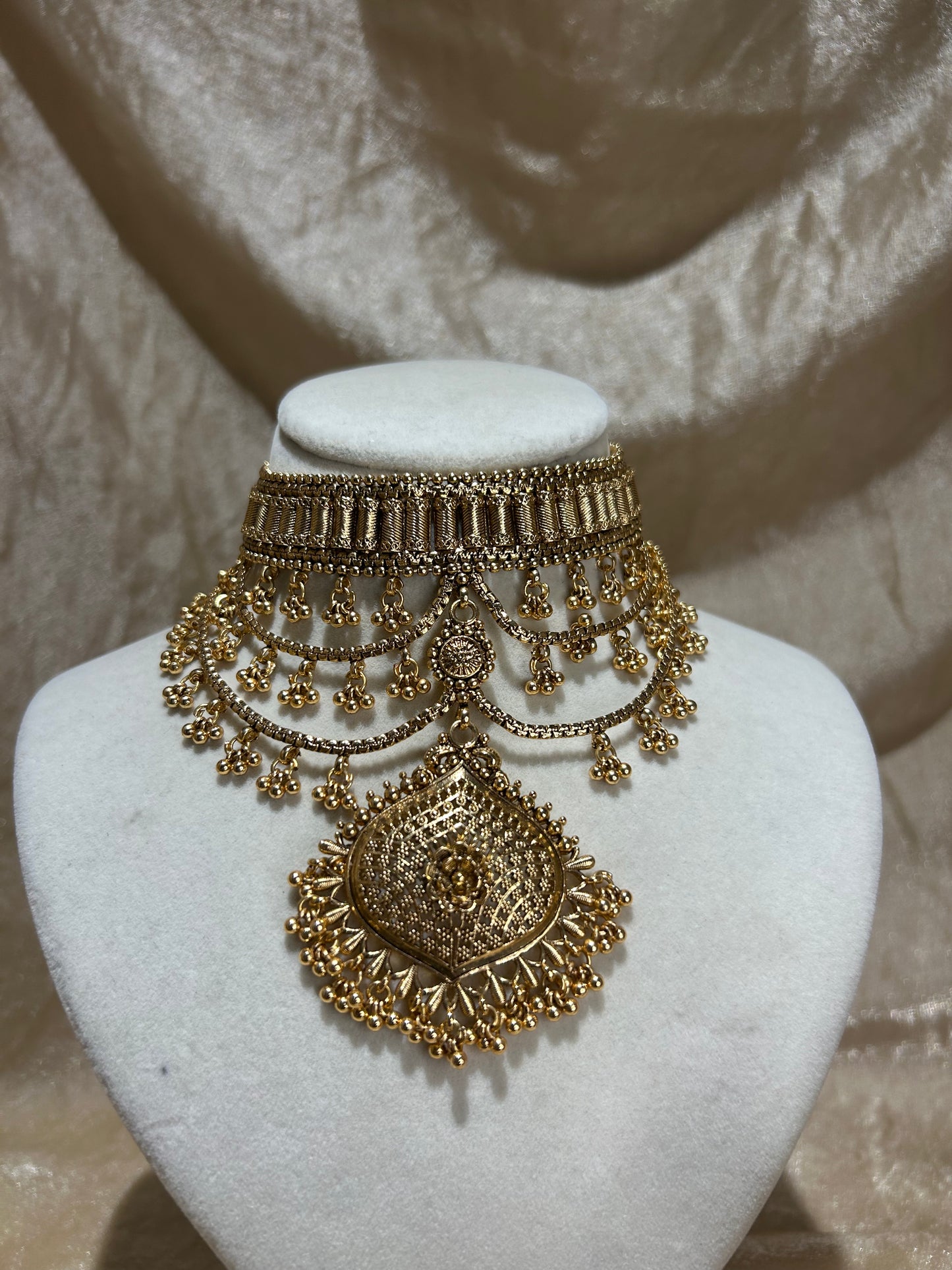 gold look choker set