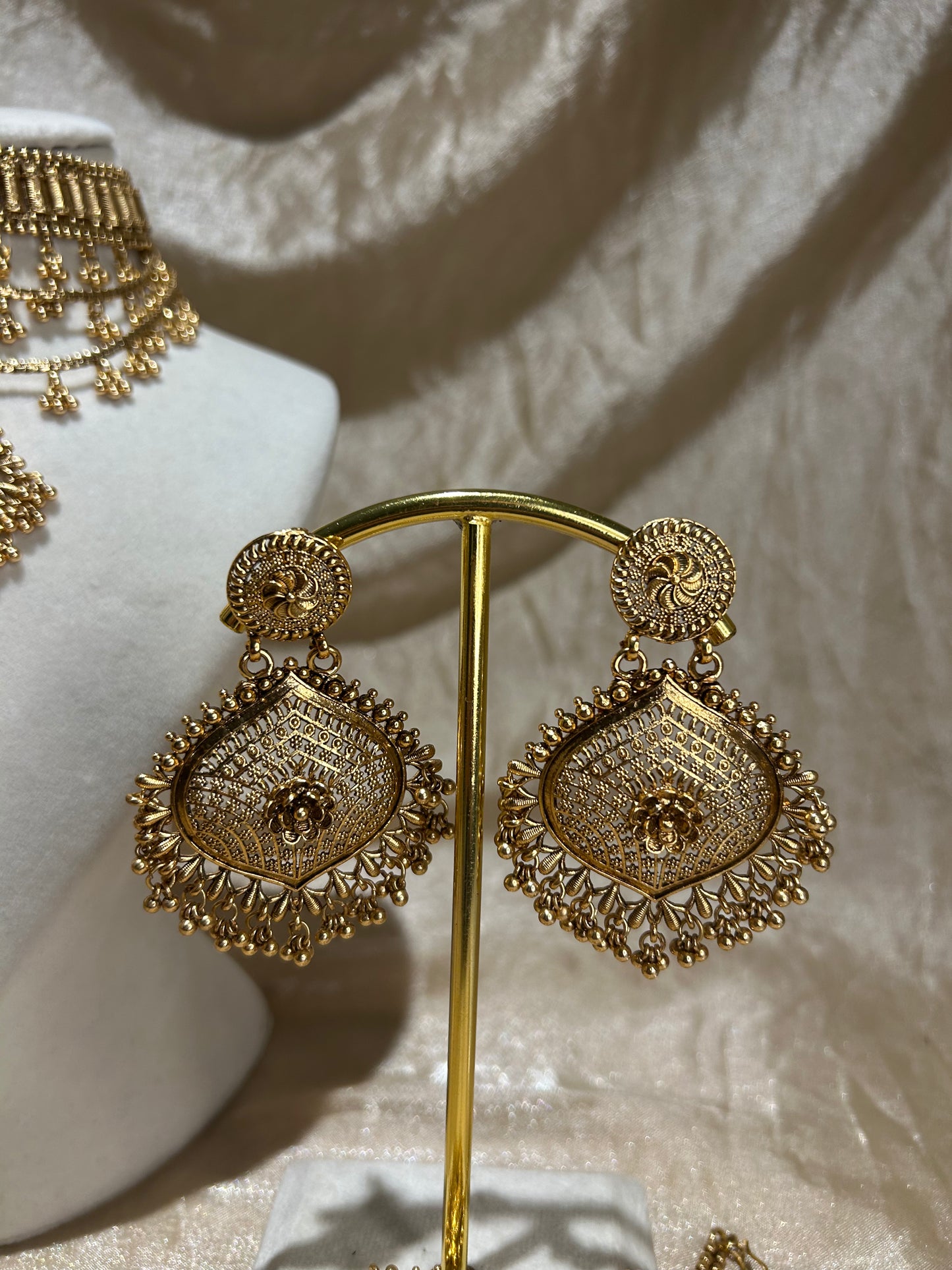 gold look choker set