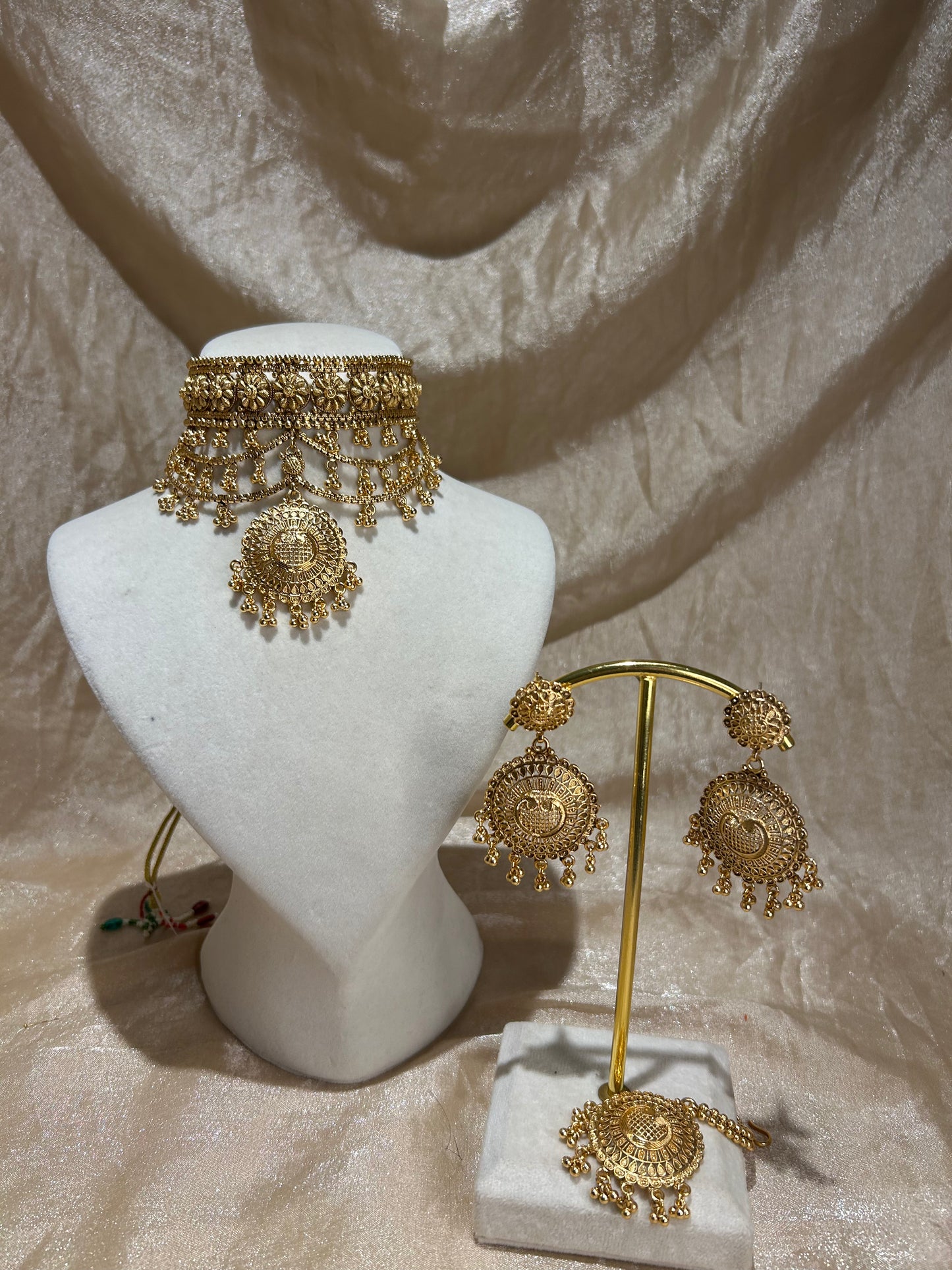 gold look choker set