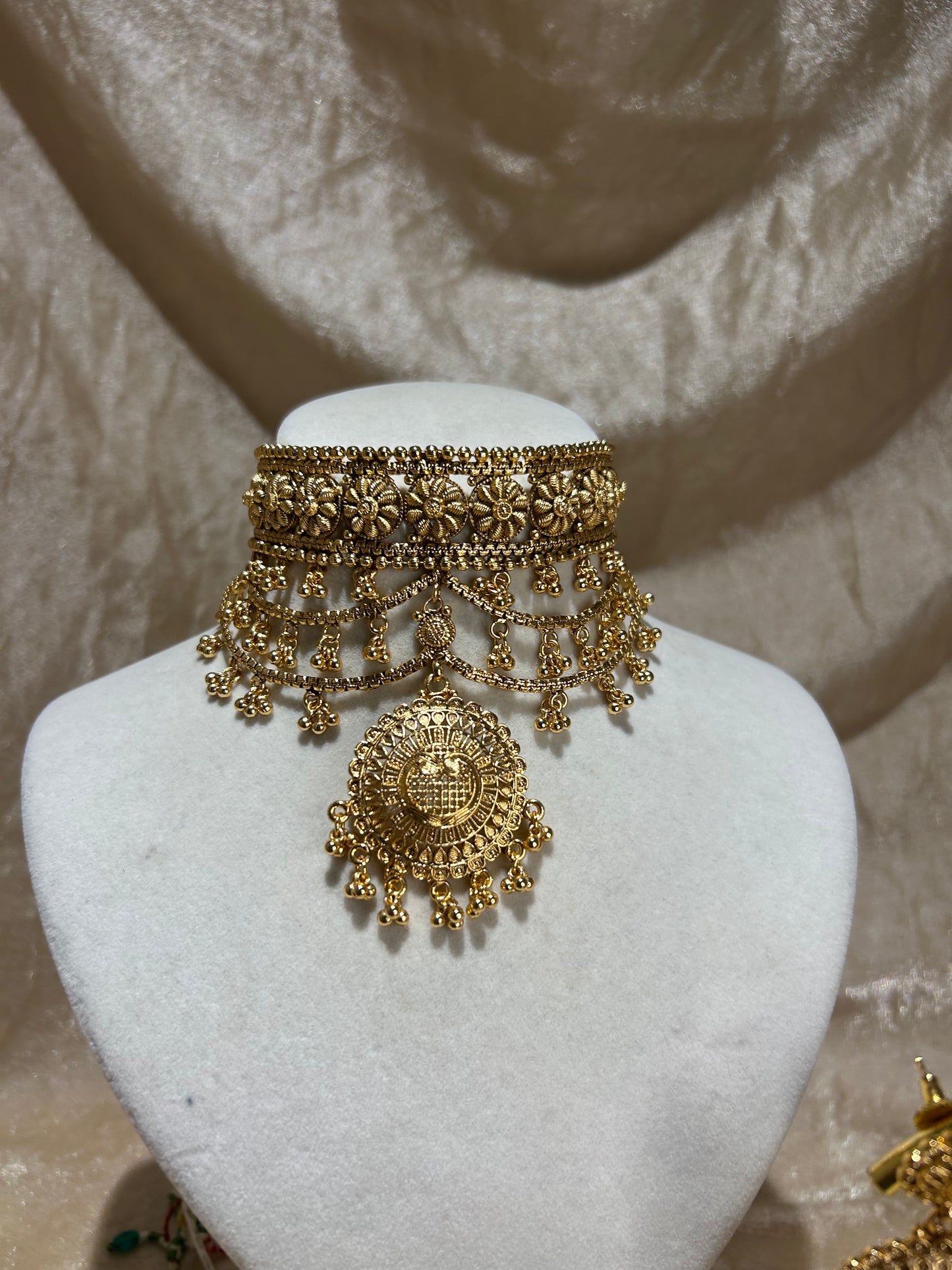 gold look choker set
