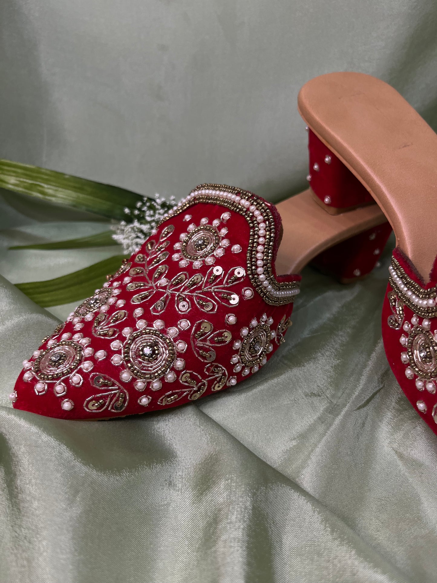Red heeled Punjabi jutti