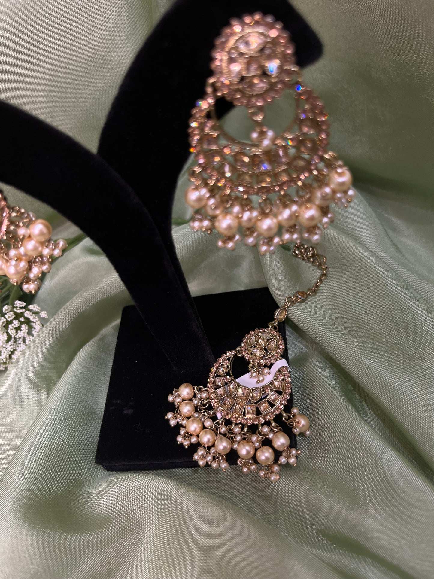 Gold earring/tikka set