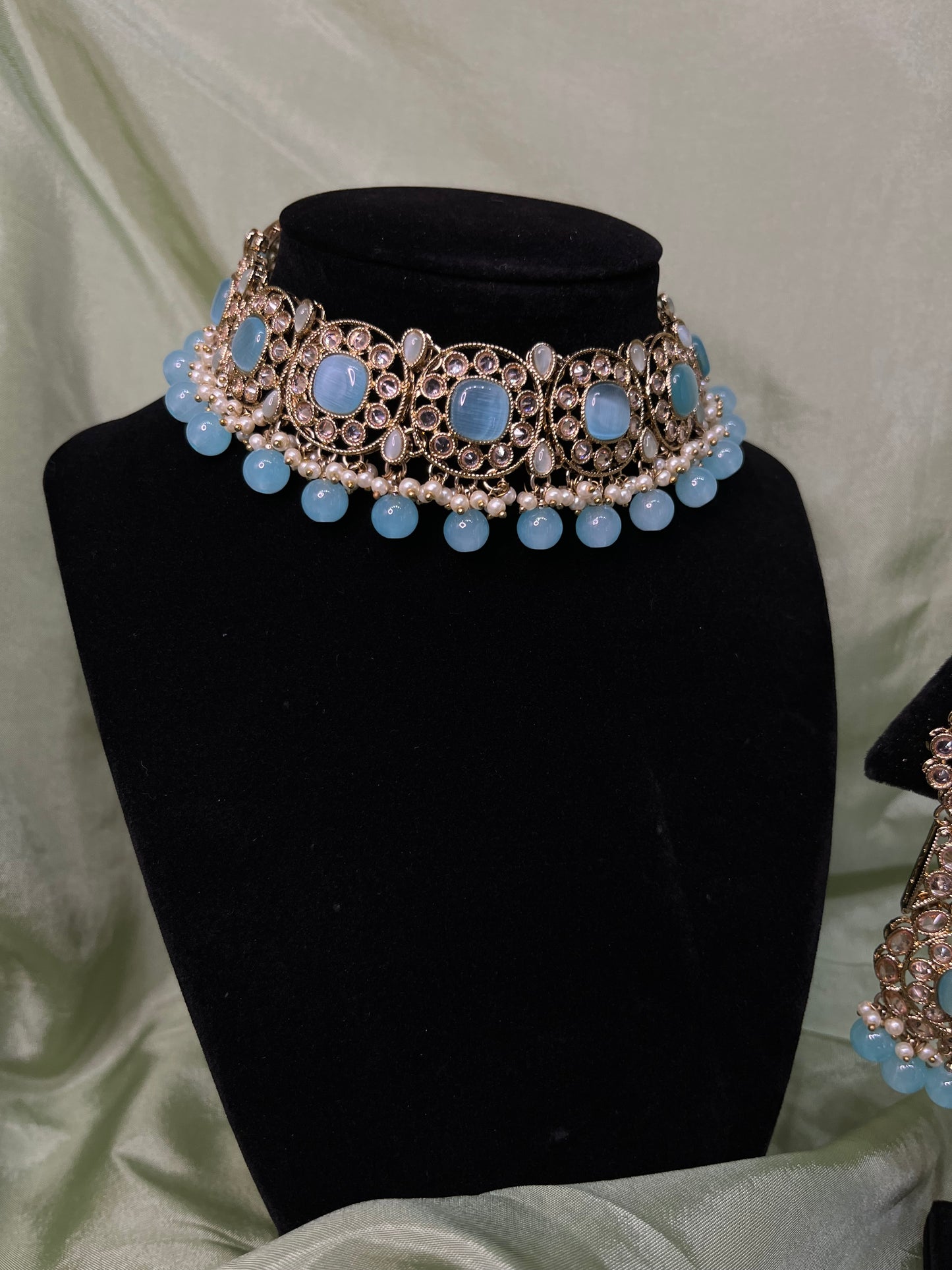 Light blue choker set