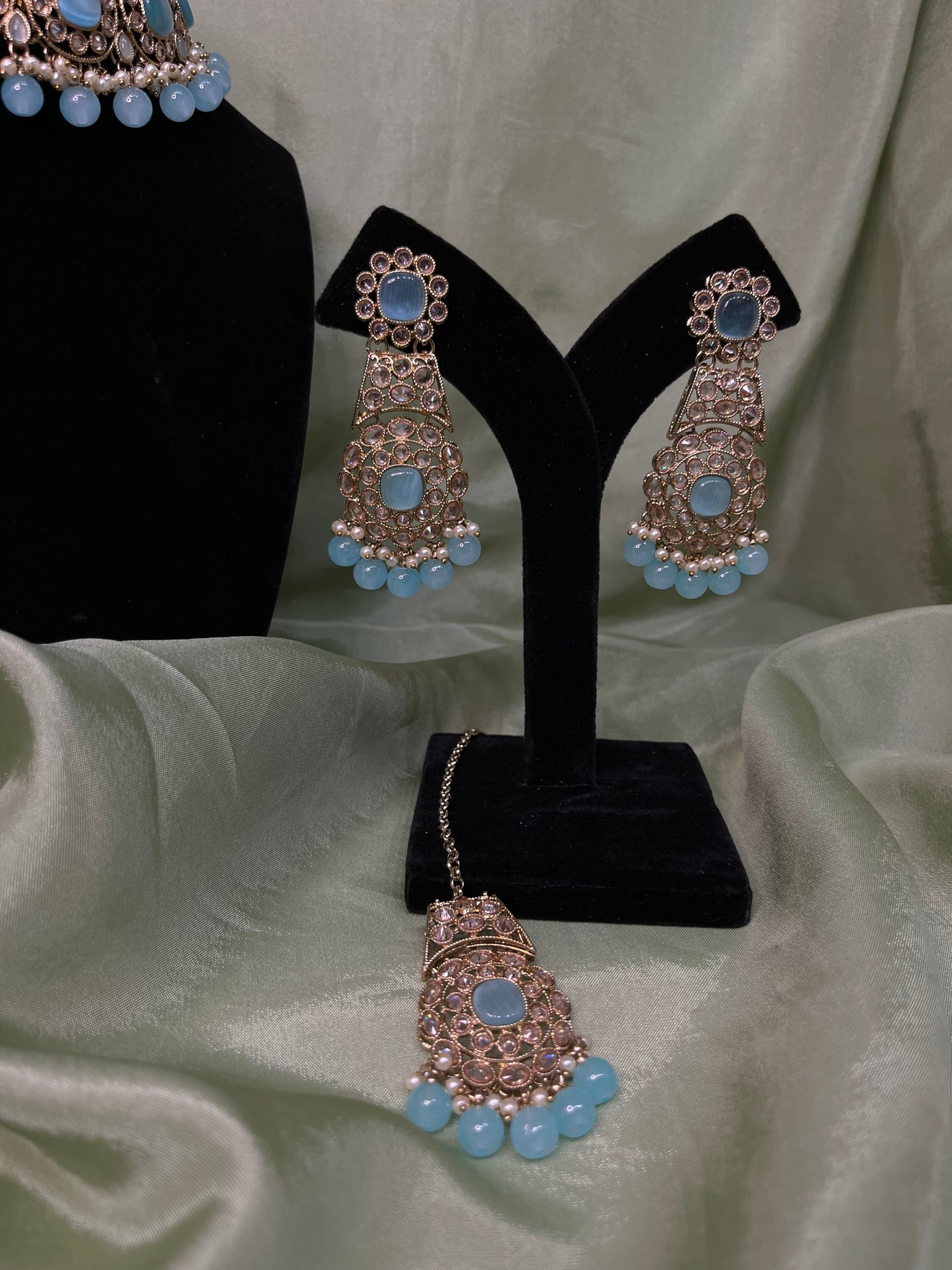 Light blue choker set