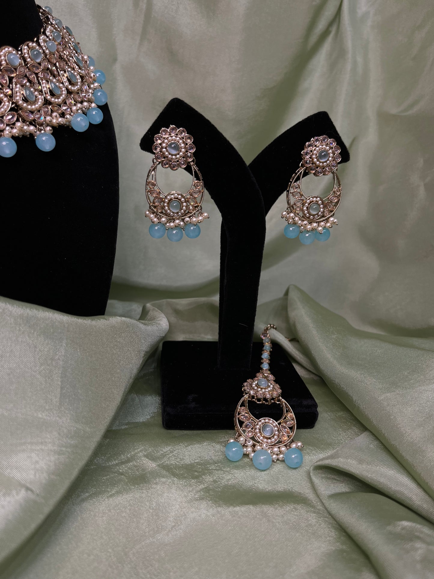 Light blue necklace set