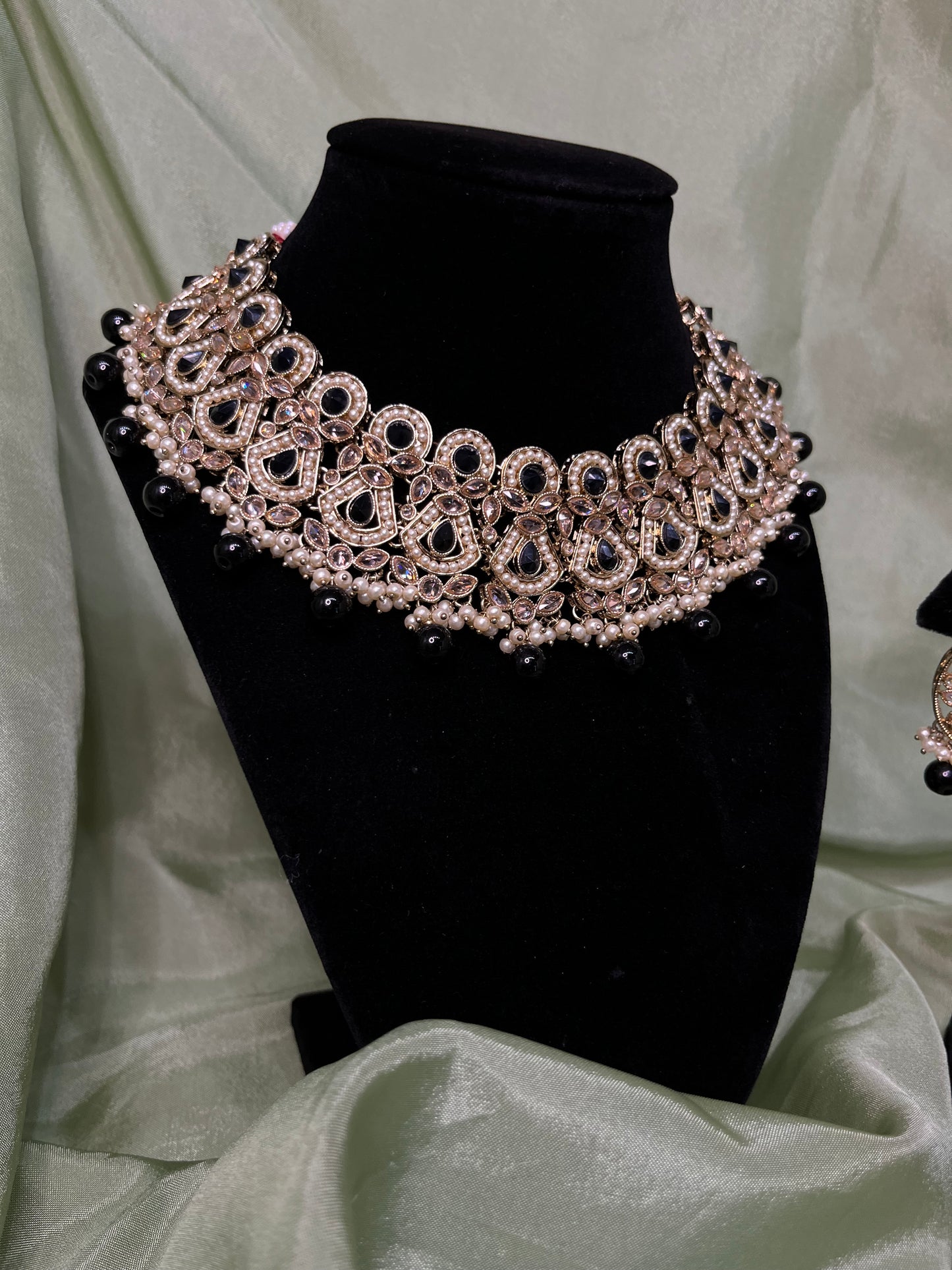 Black necklace set