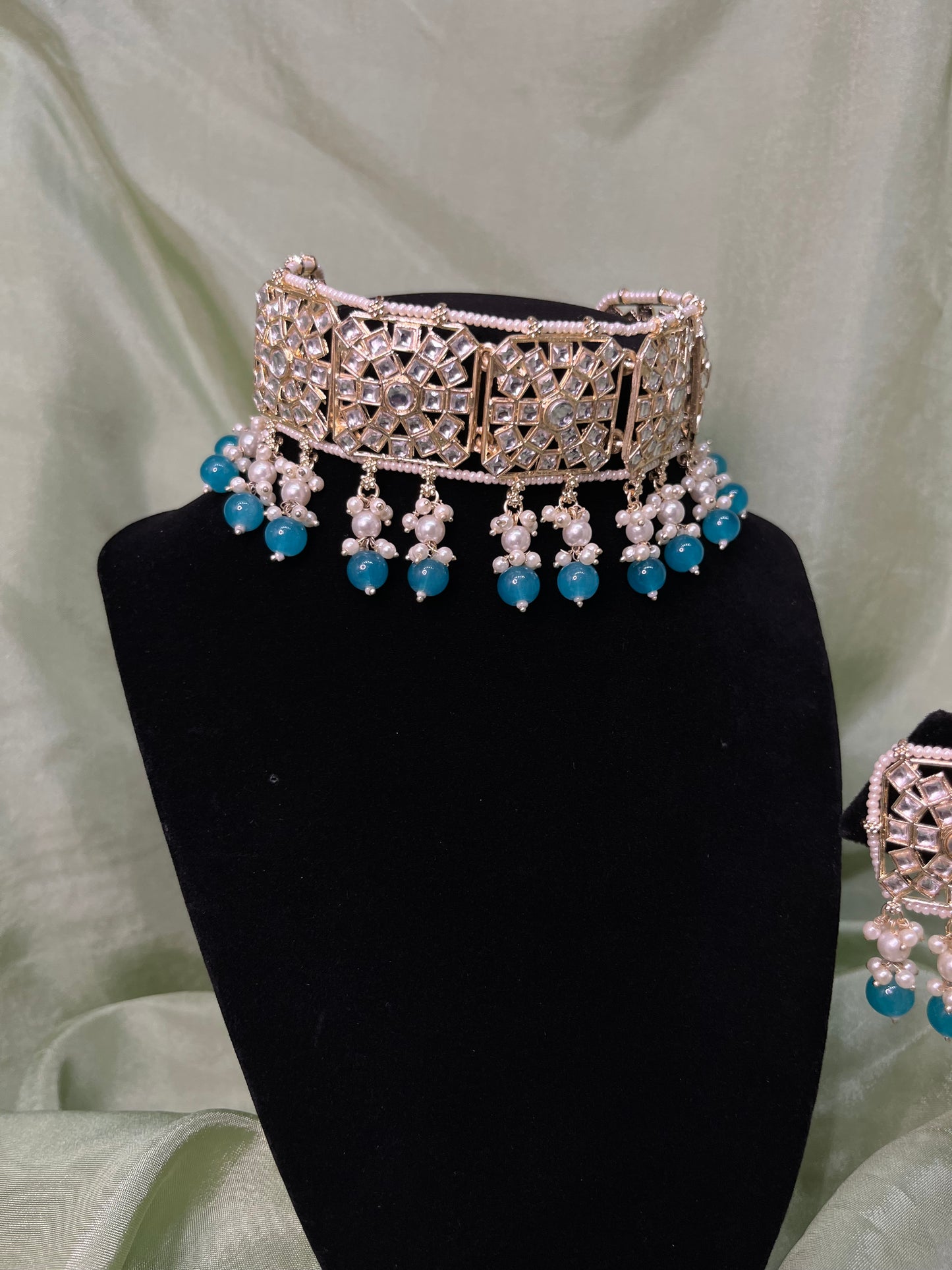 Frozi white kundan choker set